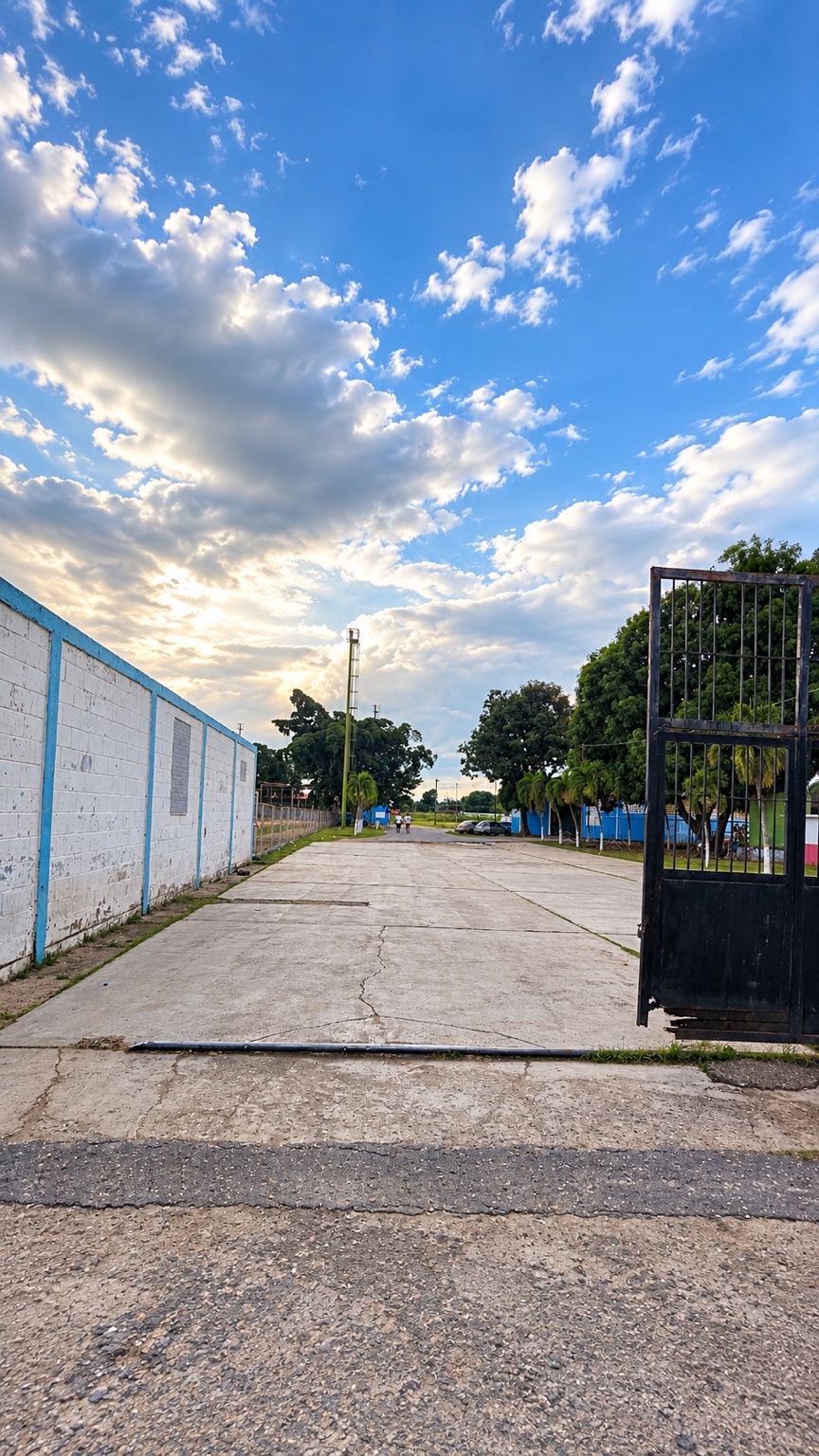 Entrada a un complejo deportivo en Guacara
