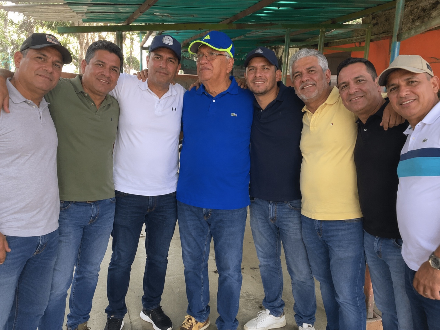 Grupo de empresarios junto a Elías Aldana