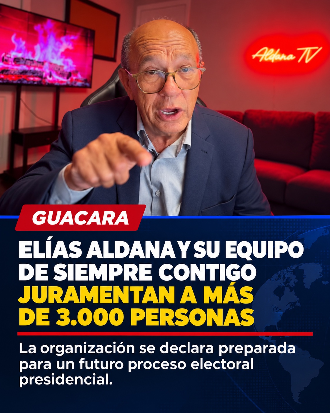Elías Aldana hablando a la cámara en el estudio de Aldana TV