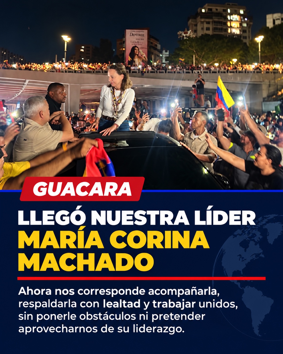 María Corina Machado saluda desde un vehículo rodeada de una multitud con teléfonos encendidos y banderas de Venezuela