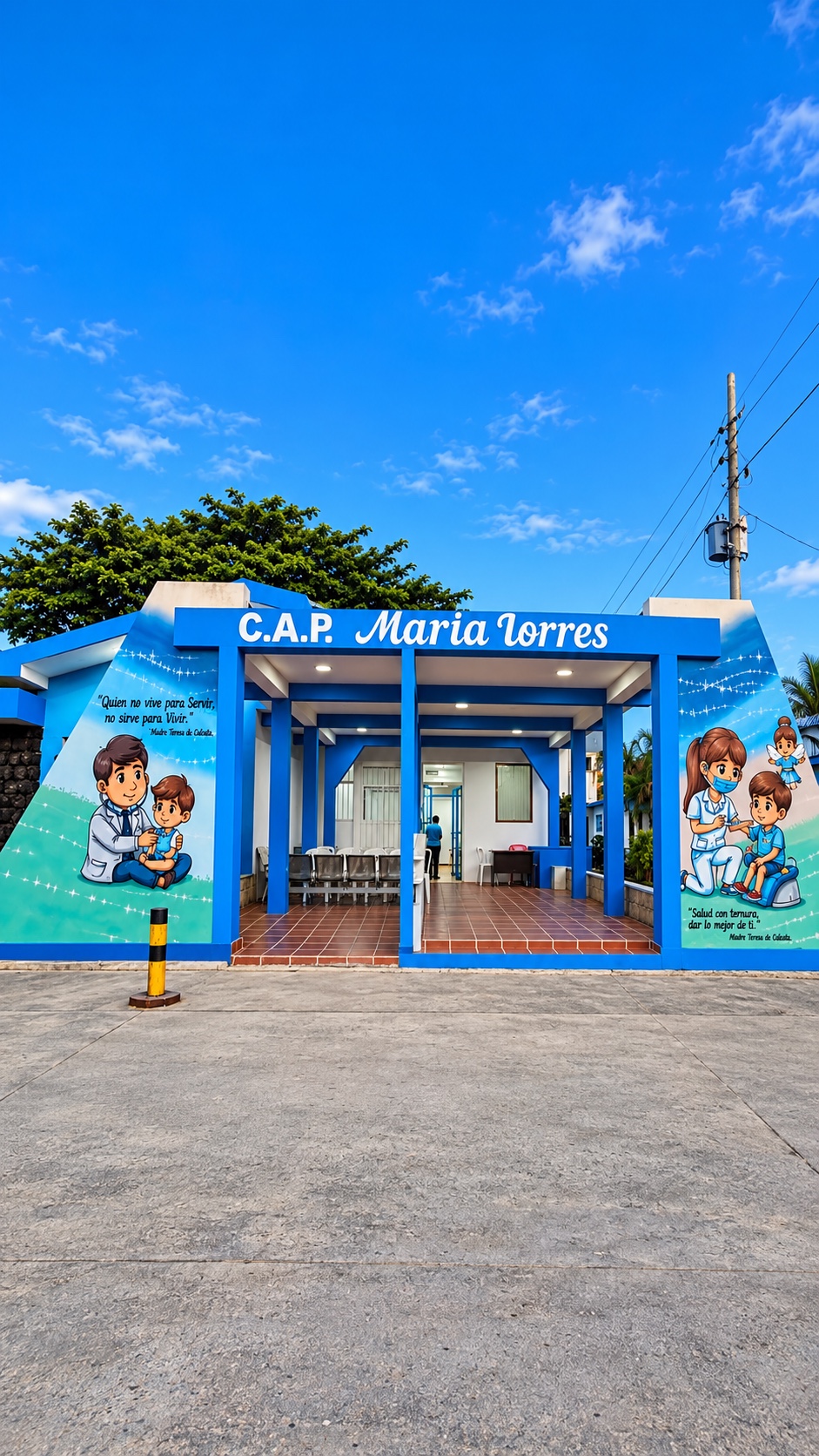 Fachada azul del C.A.P. María Torres con murales infantiles