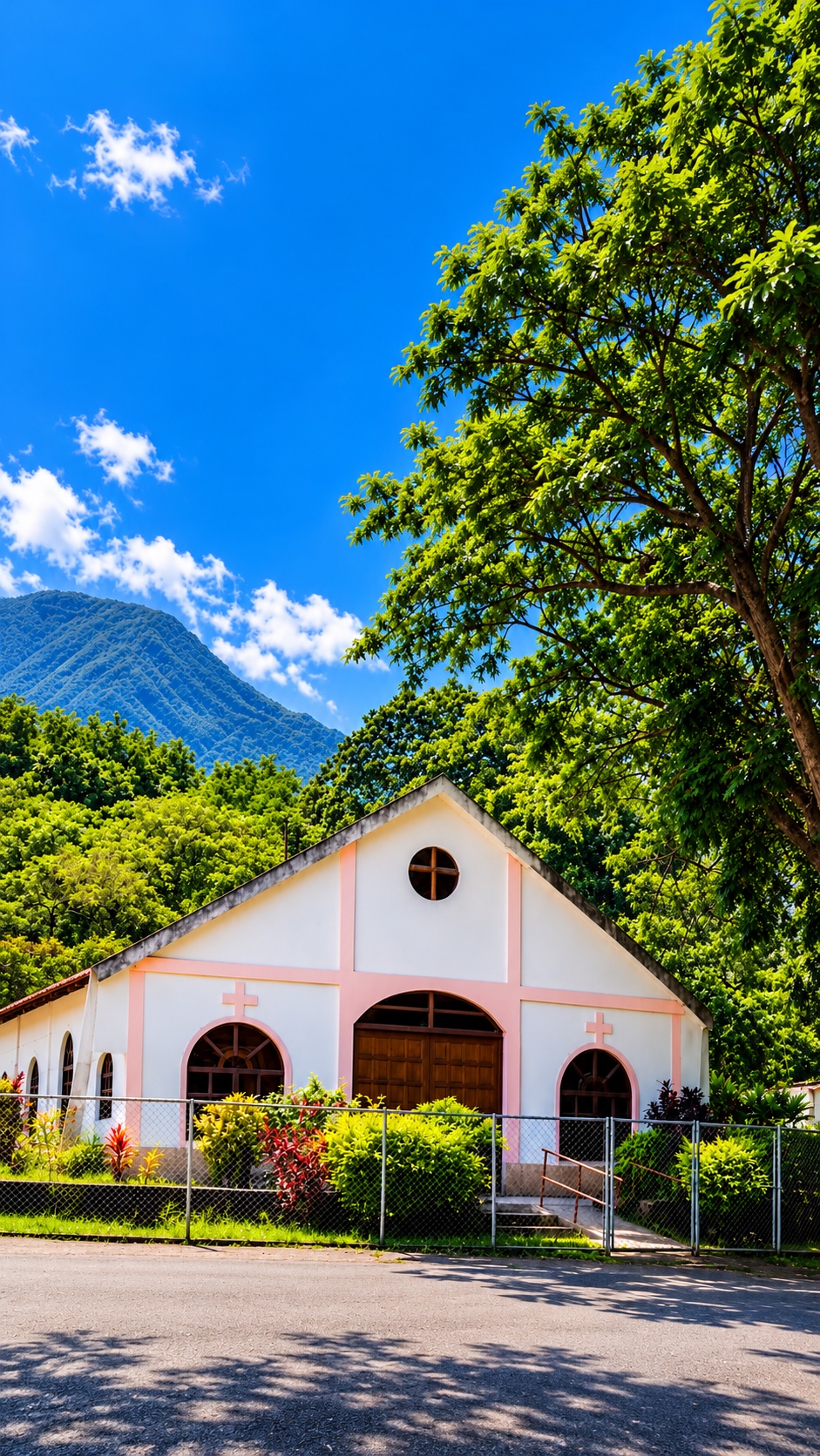Fachada blanca de la Iglesia de Vigirima entre árboles